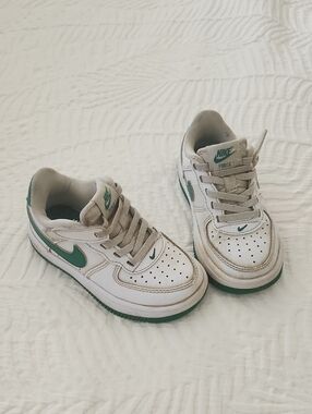 Nike Kids' White & Green Low-Top Sneakers